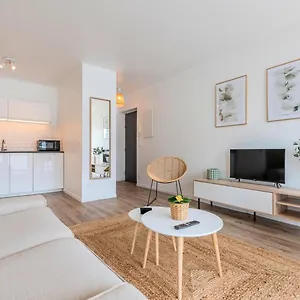 Europe/flandres Stations With Balcony! Apartment